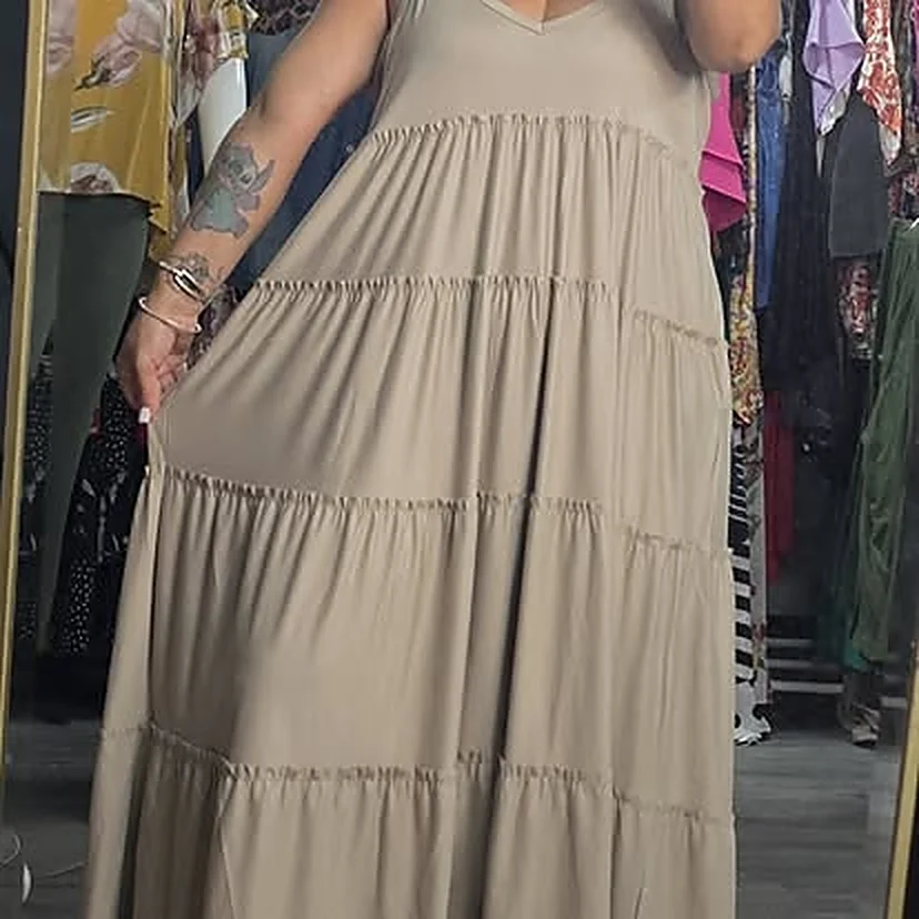 Interior de la boutique: racks llenos de ropa detrás del espejo de marco dorado